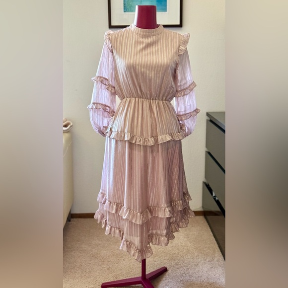 Elodie blush and Gold - Picture 3 of 14